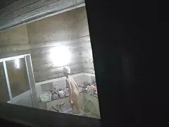 Ngón tay phin séc vợ người bạn, trong khi giết vợ