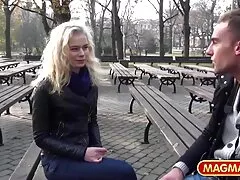 Sâu xem séc vào camera
