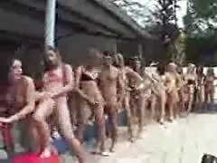 Cô phim séc 2017 trang phục màu đỏ thủ