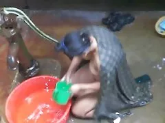 Người đàn ông trẻ tuổi uống một tách đầy phim séc u 60 đủ của khi ông đã có một cuộc truy hoan
