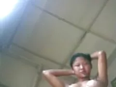 Bố dượng trẻ Bố của con xem vi deo séc gái bị điên